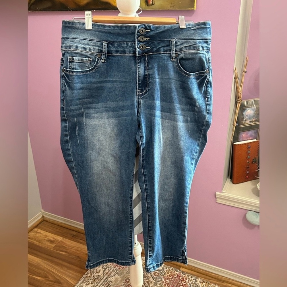 Suzanne Betro Medium Blue Cropped Capri Jeans